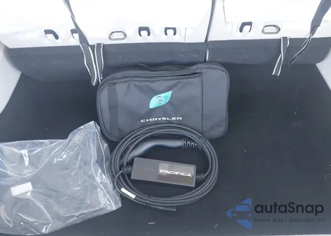 2018 Chrysler Pacifica Hybrid Touring Plus z USA, uszkodzony, nr VIN 2C4RC1H72JR332955